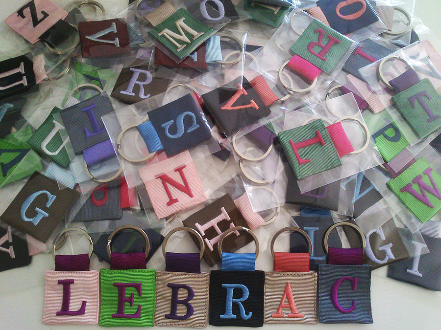 llaveros con iniciales